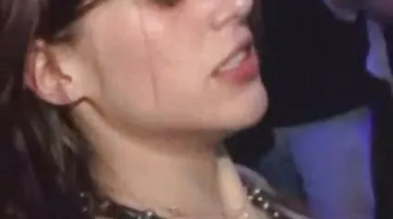 ชายผิวดำ fucks ผมบลอนด์สีขาวในถุงน่องด้วยสายฟ้าขนาดใหญ่ วี ดี โป้