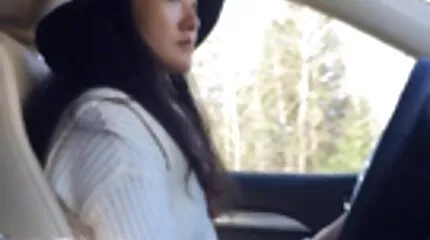 Brunette ให้ศิลปินรับและเปิดเผยหีรกของเธอต่อหน้าเขา ภาพ วีดีโอ โป๊