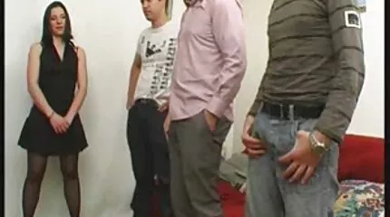 สาวผอมดูดอวัยวะเพศชายและนิ้วหีของผู้ชาย วีดีโอ คลิป โป้