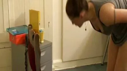 ดอกทองสาวได้รับการส่งของ dildo การ์ตูน วีดีโอ โป๊ และล่อลวงคนส่งของ